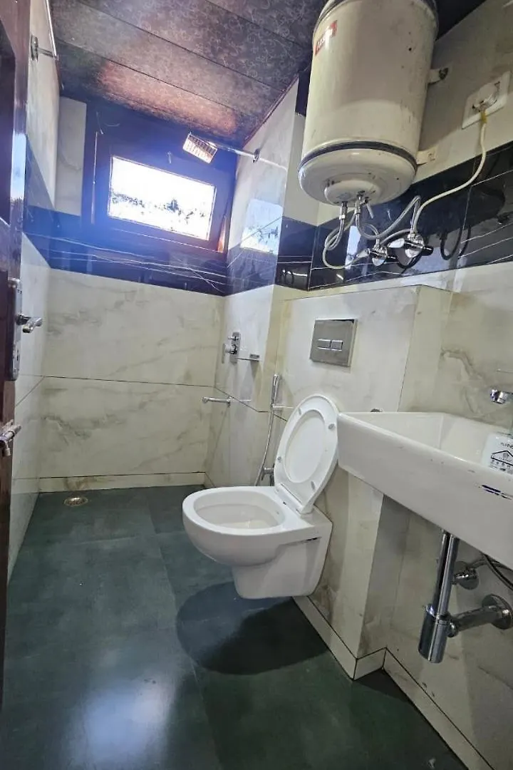 The New Pankaj-Newly Renovated-Near Mall Road- Free Pickup From Railway Station Simla 2*, Shimla India