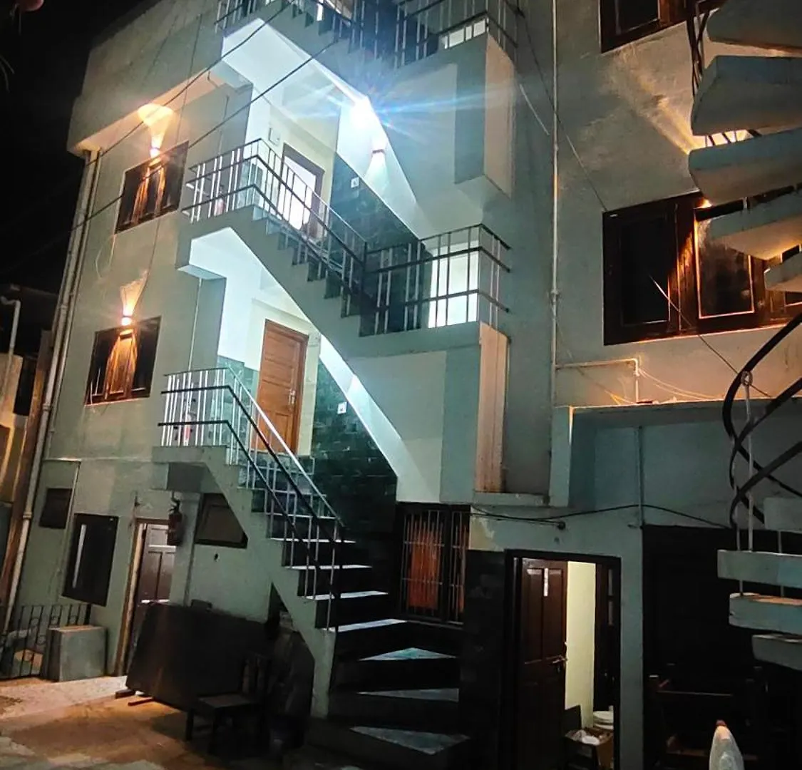 The New Pankaj-Newly Renovated-Near Mall Road- Free Pickup From Railway Station Simla 2*, Shimla