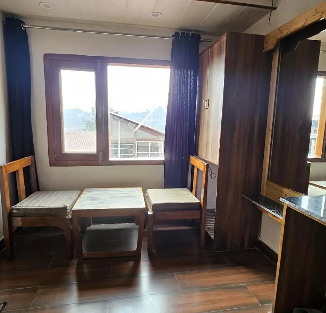 The New Pankaj-Newly Renovated-Near Mall Road- Free Pickup From Railway Station Simla 2*, Shimla